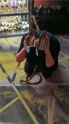 图片[3]_【咩祖】艺术舔脏鞋/狗链遛狗/插嘴脚踩喂食/口水_HD绳艺资源