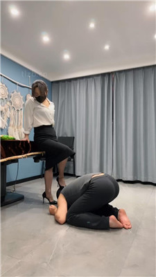 【辣姐】高跟黑丝踩虐/抽耳光/踩喂食/喝洗脚水_HD绳艺资源