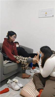 图片[4]_【樱樱】情侣主-让闺蜜下跪伺候-舔鞋底闻棉袜【二】_HD绳艺资源