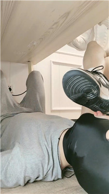 图片[11]_【嘀嘀哒嘀】桌底视角-脏鞋白棉袜踩【完整版】_HD绳艺资源