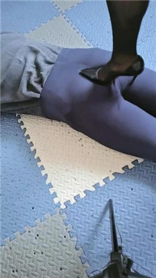 【豫安然】高跟黑丝踩/坐狗背/囚禁狗笼_HD绳艺资源