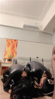 【米开朗】情侣奴-奴下奴/口水舔脚/全体重踩踏/耳光_HD绳艺资源