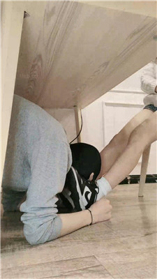 图片[9]_【嘀嘀哒嘀】桌底视角-脏鞋白棉袜踩【完整版】_HD绳艺资源