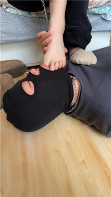 图片[10]_【玥野兔】近距离-雪地靴原味船袜踩虐_HD绳艺资源