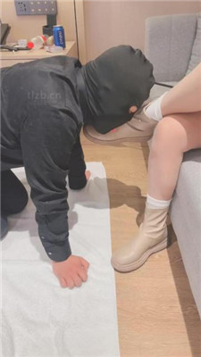 【赵奈奈】品尝裸足/踩脖窒息/吃白袜/清理白靴底_HD绳艺资源