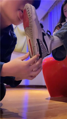 图片[2]_【supp】近距离-狗舌清理脏鞋底/闻白袜_HD绳艺资源