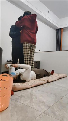 【樱樱】情侣主-让闺蜜下跪伺候-全体重踩踏【三】_HD绳艺资源