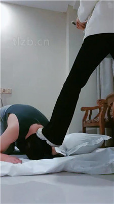 【梓晨】脏运动鞋踩虐/闻鞋子/骑马_HD绳艺资源