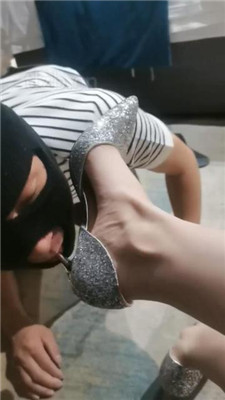 图片[2]_【灵魂晴S】跪舔高跟裸足恋足调_HD绳艺资源