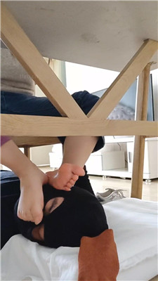 图片[2]_【樱樱】桌底视角-高中生S让狗除脚臭【上】_HD绳艺资源