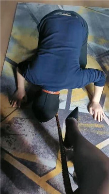 【咩祖】艺术舔脏鞋/狗链遛狗/插嘴脚踩喂食/口水_HD绳艺资源