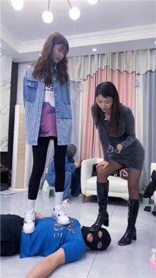 图片[14]_【麋鹿银儿】双S-素人网红-运动鞋踩踏/掐脖手捂窒息/耳光转胯_HD绳艺资源