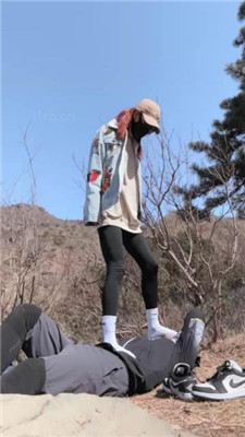 图片[17]_【苒溪】带狗爬山-喂食香肠/清理泥巴脏鞋底/舔雪吃/骑马_HD绳艺资源