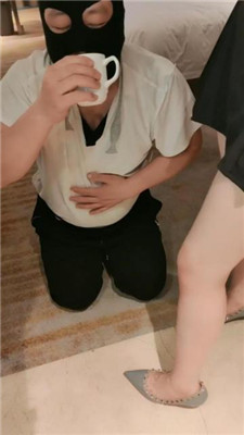 图片[18]_【青岛00后大学生】情侣主羞辱老m-黑丝踩踏/脚喂酸奶_HD绳艺资源