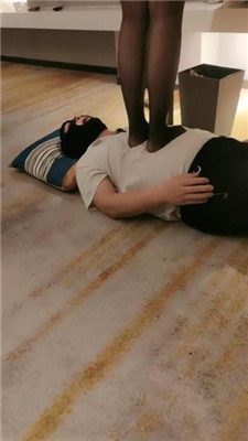 图片[9]_【青岛00后大学生】情侣主羞辱老m-黑丝踩踏/脚喂酸奶_HD绳艺资源