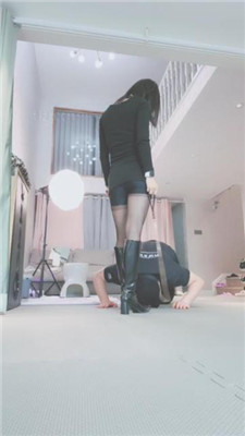 【果儿】下班回家强迫狗舔脏鞋原味脚_HD绳艺资源