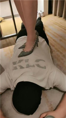 图片[22]_【青岛00后大学生】情侣主羞辱老m-黑丝踩踏/脚喂酸奶_HD绳艺资源