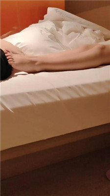 【樱樱】高中生浴袍命令同学舔裸足_HD绳艺资源