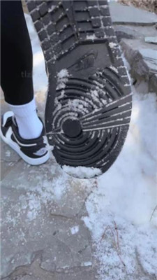 图片[6]_【苒溪】带狗爬山-喂食香肠/清理泥巴脏鞋底/舔雪吃/骑马_HD绳艺资源