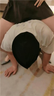 图片[19]_【青岛00后大学生】情侣主羞辱老m-黑丝踩踏/脚喂酸奶_HD绳艺资源