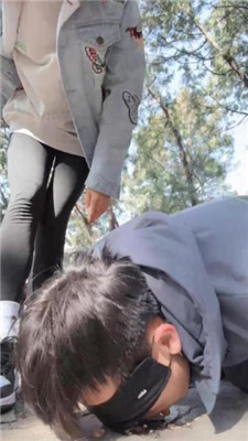 图片[5]_【苒溪】带狗爬山-喂食香肠/清理泥巴脏鞋底/舔雪吃/骑马_HD绳艺资源