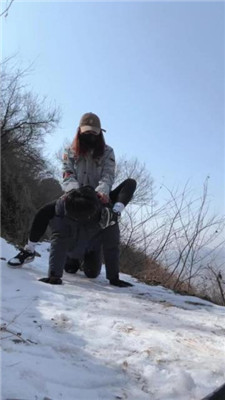 图片[10]_【苒溪】带狗爬山-喂食香肠/清理泥巴脏鞋底/舔雪吃/骑马_HD绳艺资源