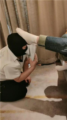 图片[7]_【青岛00后大学生】情侣主羞辱老m-舔鞋底/踩食/白袜脚深喉_HD绳艺资源