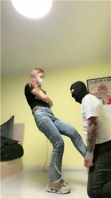 【语阳】运动鞋重度连环踢裆/白袜脚蹂躏 bf42940_HD绳艺资源