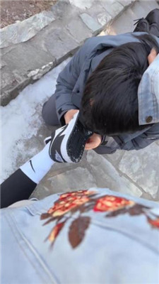 图片[7]_【苒溪】带狗爬山-喂食香肠/清理泥巴脏鞋底/舔雪吃/骑马_HD绳艺资源