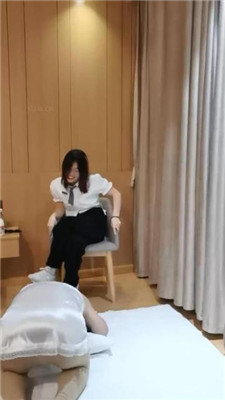 【梨笑】变装狗-跪舔运动鞋白袜/骑脖耳光_HD绳艺资源