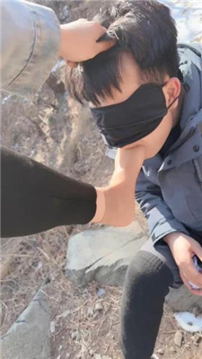 图片[16]_【苒溪】带狗爬山-喂食香肠/清理泥巴脏鞋底/舔雪吃/骑马_HD绳艺资源