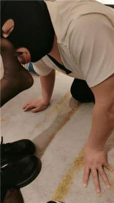 图片[12]_【青岛00后大学生】情侣主羞辱老m-黑丝踩踏/脚喂酸奶_HD绳艺资源