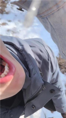 图片[12]_【苒溪】带狗爬山-喂食香肠/清理泥巴脏鞋底/舔雪吃/骑马_HD绳艺资源