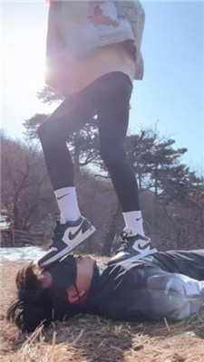 图片[18]_【苒溪】带狗爬山-喂食香肠/清理泥巴脏鞋底/舔雪吃/骑马_HD绳艺资源