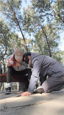 【苒溪】带狗爬山-喂食香肠/清理泥巴脏鞋底/舔雪吃/骑马_HD绳艺资源