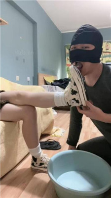 【黑泽兮】狗舌头清理高帮鞋白棉袜【完整版】_HD绳艺资源