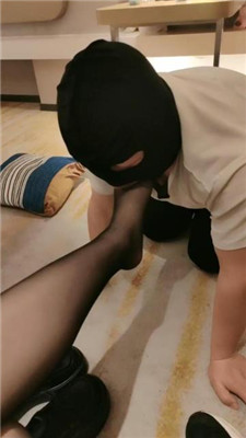 图片[11]_【青岛00后大学生】情侣主羞辱老m-黑丝踩踏/脚喂酸奶_HD绳艺资源