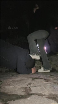 图片[10]_【娩娩大魔王】户外遛狗爬行-舔脏小白鞋_HD绳艺资源