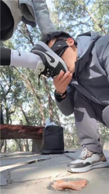 图片[4]_【苒溪】带狗爬山-喂食香肠/清理泥巴脏鞋底/舔雪吃/骑马_HD绳艺资源