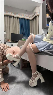 【樱木花道】开发女高中生-粗跟鞋白丝全体重踩/脚窒息/嘴洗袜子_HD绳艺资源