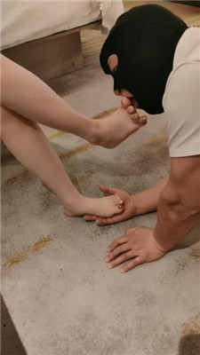 图片[14]_【青岛00后大学生】情侣主羞辱老m-黑丝踩踏/脚喂酸奶_HD绳艺资源