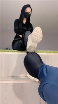 【曼伊】模特S-居高临下视角-清理小白鞋/圣水泡棉袜_HD绳艺资源