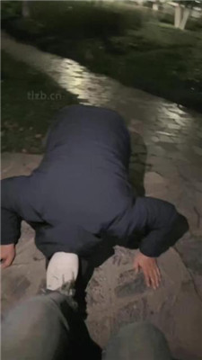 图片[2]_【娩娩大魔王】户外遛狗爬行-舔脏小白鞋_HD绳艺资源