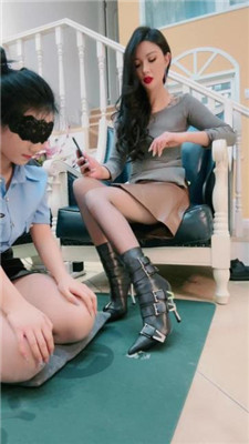 图片[13]_【爱神】母畜-跪舔高跟短靴/打手心/吐口水强迫舔/闻鞋窝/脚插嘴_HD绳艺资源