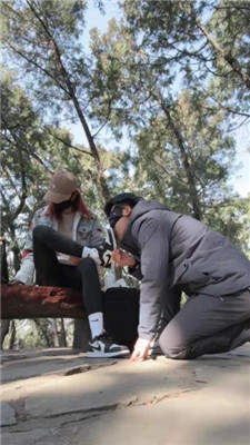 图片[2]_【苒溪】带狗爬山-喂食香肠/清理泥巴脏鞋底/舔雪吃/骑马_HD绳艺资源