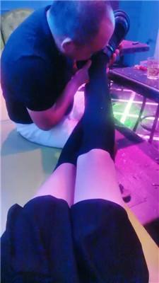 【西北傻子】KTV下跪舔陪酒小妹的脏鞋 JS240717-4_HD绳艺资源