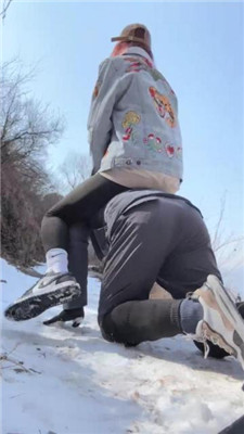 图片[9]_【苒溪】带狗爬山-喂食香肠/清理泥巴脏鞋底/舔雪吃/骑马_HD绳艺资源