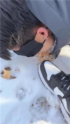 图片[14]_【苒溪】带狗爬山-喂食香肠/清理泥巴脏鞋底/舔雪吃/骑马_HD绳艺资源