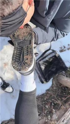 图片[11]_【苒溪】带狗爬山-喂食香肠/清理泥巴脏鞋底/舔雪吃/骑马_HD绳艺资源