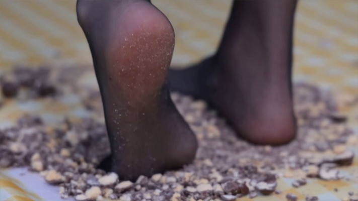 图片[11]_模特小叶黑丝踩玩偶巧克力豆和蛋糕 YC-240802-7_HD绳艺资源